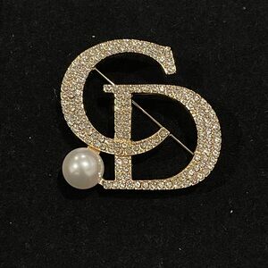 Fashion Jewelry Stamped Gold Crystal Initial Brooch with Pearl Accent